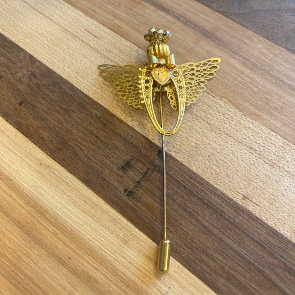 Vintage Gold Tone Filligree Wings Angel With Heart Stick Straight Hat Lapel Pin